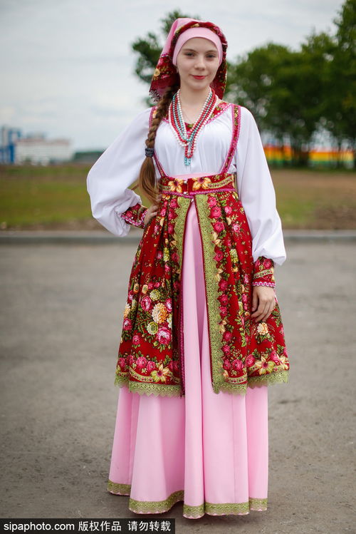 俄罗斯球迷别具一格,姑娘身着传统服装亮相